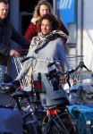 Uitdam/Amsterdam 17 januari 2015
Katja Schuurman rijdt met dochter Sammie van hun huis naar een landwinkel in Amsterdam waar ze samen boodschappen doen.