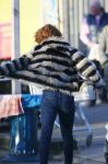 Uitdam/Amsterdam 17 januari 2015
Katja Schuurman rijdt met dochter Sammie van hun huis naar een landwinkel in Amsterdam waar ze samen boodschappen doen.