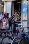 Uitdam/Amsterdam 17 januari 2015
Katja Schuurman rijdt met dochter Sammie van hun huis naar een landwinkel in Amsterdam waar ze samen boodschappen doen.