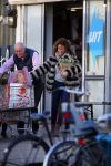 Uitdam/Amsterdam 17 januari 2015
Katja Schuurman rijdt met dochter Sammie van hun huis naar een landwinkel in Amsterdam waar ze samen boodschappen doen.