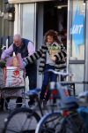 Uitdam/Amsterdam 17 januari 2015
Katja Schuurman rijdt met dochter Sammie van hun huis naar een landwinkel in Amsterdam waar ze samen boodschappen doen.