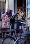 Uitdam/Amsterdam 17 januari 2015
Katja Schuurman rijdt met dochter Sammie van hun huis naar een landwinkel in Amsterdam waar ze samen boodschappen doen.