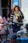 Uitdam/Amsterdam 17 januari 2015
Katja Schuurman rijdt met dochter Sammie van hun huis naar een landwinkel in Amsterdam waar ze samen boodschappen doen.