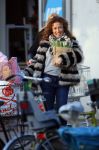 Uitdam/Amsterdam 17 januari 2015
Katja Schuurman rijdt met dochter Sammie van hun huis naar een landwinkel in Amsterdam waar ze samen boodschappen doen.