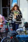 Uitdam/Amsterdam 17 januari 2015
Katja Schuurman rijdt met dochter Sammie van hun huis naar een landwinkel in Amsterdam waar ze samen boodschappen doen.