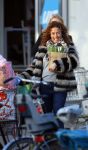 Uitdam/Amsterdam 17 januari 2015
Katja Schuurman rijdt met dochter Sammie van hun huis naar een landwinkel in Amsterdam waar ze samen boodschappen doen.