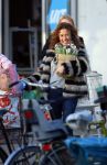 Uitdam/Amsterdam 17 januari 2015
Katja Schuurman rijdt met dochter Sammie van hun huis naar een landwinkel in Amsterdam waar ze samen boodschappen doen.