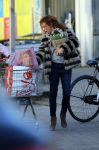 Uitdam/Amsterdam 17 januari 2015
Katja Schuurman rijdt met dochter Sammie van hun huis naar een landwinkel in Amsterdam waar ze samen boodschappen doen.