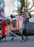 Uitdam/Amsterdam 17 januari 2015
Katja Schuurman rijdt met dochter Sammie van hun huis naar een landwinkel in Amsterdam waar ze samen boodschappen doen.
