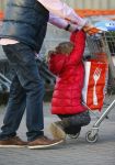 Uitdam/Amsterdam 17 januari 2015
Katja Schuurman rijdt met dochter Sammie van hun huis naar een landwinkel in Amsterdam waar ze samen boodschappen doen.