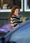 Uitdam/Amsterdam 17 januari 2015
Katja Schuurman rijdt met dochter Sammie van hun huis naar een landwinkel in Amsterdam waar ze samen boodschappen doen.