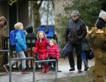 Uitdam - Zuiderwoude 29 januari 2015
De vader van Katja Schuurman haaltr zijn kleindochter Sammie op van school.