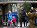 Uitdam - Zuiderwoude 29 januari 2015
De vader van Katja Schuurman haaltr zijn kleindochter Sammie op van school.