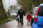 Uitdam - Zuiderwoude 29 januari 2015
De vader van Katja Schuurman haaltr zijn kleindochter Sammie op van school.
