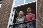 Amsterdam 19 september 2011
Kimberly Klaver en Bas Schothorst in hun appartement op de pc hoofstraat.
Peter Smulders bv