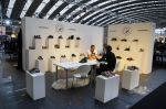 Amsterdam 26 januari 2015
Winston Post draait als dj op de buddha to buddha stand op de modefabriek in de rai.
Goldbergh van Sandra Peet heeft een mooie stand.
Portare heeft twee neiwue merken. Pierre v Hooijdonk staat er met Metro Sneakers.
Mooie container als stand en Goosecraft heeft een hele mooie stand.