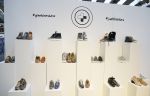 Amsterdam 26 januari 2015
Winston Post draait als dj op de buddha to buddha stand op de modefabriek in de rai.
Goldbergh van Sandra Peet heeft een mooie stand.
Portare heeft twee neiwue merken. Pierre v Hooijdonk staat er met Metro Sneakers.
Mooie container als stand en Goosecraft heeft een hele mooie stand.