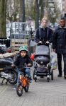 Amsterdam 27 januari 2015
Doutzen Kroes en Sunnery James met zoontje Phyllon James (Gorre)achter de kinderwagen in Amsterdam zuid.