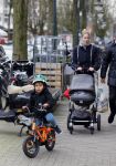 Amsterdam 27 januari 2015
Doutzen Kroes en Sunnery James met zoontje Phyllon James (Gorre)achter de kinderwagen in Amsterdam zuid.