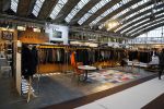 Amsterdam 26 januari 2015
Winston Post draait als dj op de buddha to buddha stand op de modefabriek in de rai.
Goldbergh van Sandra Peet heeft een mooie stand.
Portare heeft twee neiwue merken. Pierre v Hooijdonk staat er met Metro Sneakers.
Mooie container als stand en Goosecraft heeft een hele mooie stand.