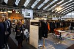 Amsterdam 26 januari 2015
Winston Post draait als dj op de buddha to buddha stand op de modefabriek in de rai.
Goldbergh van Sandra Peet heeft een mooie stand.
Portare heeft twee neiwue merken. Pierre v Hooijdonk staat er met Metro Sneakers.
Mooie container als stand en Goosecraft heeft een hele mooie stand.