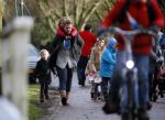 Zuiderwoude 9 februari 2015
Thijs Romer haalt dochter Sammie van school