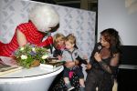 Amsterdam 28 januari 2015
Boekpresentatie Willeke Alberti in Carre.
Johnny de Mol reikt het eerste boek uit aan zijn moeder Willeke en Belinda Meuldijk die het boek geschreven heeft.
Ook zoon Kai  en zijn vrouw met zoon Finn zijn natuurlijk aanwezig