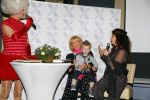 Amsterdam 28 januari 2015
Boekpresentatie Willeke Alberti in Carre.
Johnny de Mol reikt het eerste boek uit aan zijn moeder Willeke en Belinda Meuldijk die het boek geschreven heeft.
Ook zoon Kai  en zijn vrouw met zoon Finn zijn natuurlijk aanwezig