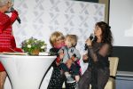 Amsterdam 28 januari 2015
Boekpresentatie Willeke Alberti in Carre.
Johnny de Mol reikt het eerste boek uit aan zijn moeder Willeke en Belinda Meuldijk die het boek geschreven heeft.
Ook zoon Kai  en zijn vrouw met zoon Finn zijn natuurlijk aanwezig