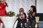 Amsterdam 28 januari 2015
Boekpresentatie Willeke Alberti in Carre.
Johnny de Mol reikt het eerste boek uit aan zijn moeder Willeke en Belinda Meuldijk die het boek geschreven heeft.
Ook zoon Kai  en zijn vrouw met zoon Finn zijn natuurlijk aanwezig