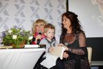 Amsterdam 28 januari 2015
Boekpresentatie Willeke Alberti in Carre.
Johnny de Mol reikt het eerste boek uit aan zijn moeder Willeke en Belinda Meuldijk die het boek geschreven heeft.
Ook zoon Kai  en zijn vrouw met zoon Finn zijn natuurlijk aanwezig