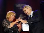 Amsterdam 2 februari 2015
Willeke Alberti viert haar 60 jarig artiesten jubileum in Carre en haar 70e verjaardag.
Willeke krijgt van burgemeester Eberhard v d Laan onderscheiding en een brief van Koningin Maxima