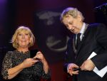 Amsterdam 2 februari 2015
Willeke Alberti viert haar 60 jarig artiesten jubileum in Carre en haar 70e verjaardag.
Willeke krijgt van burgemeester Eberhard v d Laan onderscheiding en een brief van Koningin Maxima