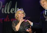 Amsterdam 2 februari 2015
Willeke Alberti viert haar 60 jarig artiesten jubileum in Carre en haar 70e verjaardag.
Willeke krijgt van burgemeester Eberhard v d Laan onderscheiding en een brief van Koningin Maxima