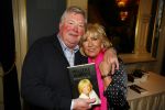 Amsterdam 28 januari 2015
Boekpresentatie Willeke Alberti in Carre.
Johnny de Mol reikt het eerste boek uit aan zijn moeder Willeke en Belinda Meuldijk die het boek geschreven heeft.
Ook zoon Kai  en zijn vrouw met zoon Finn zijn natuurlijk aanwezig
Willeke met broer Tonny