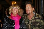 Amsterdam 28 januari 2015
Boekpresentatie Willeke Alberti in Carre.
Johnny de Mol reikt het eerste boek uit aan zijn moeder Willeke en Belinda Meuldijk die het boek geschreven heeft.
Ook zoon Kai  en zijn vrouw met zoon Finn zijn natuurlijk aanwezig