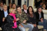 Amsterdam 28 januari 2015
Boekpresentatie Willeke Alberti in Carre.
Johnny de Mol reikt het eerste boek uit aan zijn moeder Willeke en Belinda Meuldijk die het boek geschreven heeft.
Ook zoon Kai  en zijn vrouw met zoon Finn zijn natuurlijk aanwezig