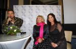 Amsterdam 28 januari 2015
Boekpresentatie Willeke Alberti in Carre.
Johnny de Mol reikt het eerste boek uit aan zijn moeder Willeke en Belinda Meuldijk die het boek geschreven heeft.
Ook zoon Kai  en zijn vrouw met zoon Finn zijn natuurlijk aanwezig