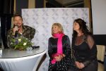 Amsterdam 28 januari 2015
Boekpresentatie Willeke Alberti in Carre.
Johnny de Mol reikt het eerste boek uit aan zijn moeder Willeke en Belinda Meuldijk die het boek geschreven heeft.
Ook zoon Kai  en zijn vrouw met zoon Finn zijn natuurlijk aanwezig