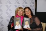 Amsterdam 28 januari 2015
Boekpresentatie Willeke Alberti in Carre.
Johnny de Mol reikt het eerste boek uit aan zijn moeder Willeke en Belinda Meuldijk die het boek geschreven heeft.
Ook zoon Kai  en zijn vrouw met zoon Finn zijn natuurlijk aanwezig