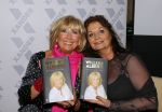 Amsterdam 28 januari 2015
Boekpresentatie Willeke Alberti in Carre.
Johnny de Mol reikt het eerste boek uit aan zijn moeder Willeke en Belinda Meuldijk die het boek geschreven heeft.
Ook zoon Kai  en zijn vrouw met zoon Finn zijn natuurlijk aanwezig