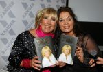 Amsterdam 28 januari 2015
Boekpresentatie Willeke Alberti in Carre.
Johnny de Mol reikt het eerste boek uit aan zijn moeder Willeke en Belinda Meuldijk die het boek geschreven heeft.
Ook zoon Kai  en zijn vrouw met zoon Finn zijn natuurlijk aanwezig