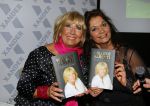 Amsterdam 28 januari 2015
Boekpresentatie Willeke Alberti in Carre.
Johnny de Mol reikt het eerste boek uit aan zijn moeder Willeke en Belinda Meuldijk die het boek geschreven heeft.
Ook zoon Kai  en zijn vrouw met zoon Finn zijn natuurlijk aanwezig