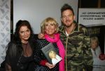 Amsterdam 28 januari 2015
Boekpresentatie Willeke Alberti in Carre.
Johnny de Mol reikt het eerste boek uit aan zijn moeder Willeke en Belinda Meuldijk die het boek geschreven heeft.
Ook zoon Kai  en zijn vrouw met zoon Finn zijn natuurlijk aanwezig