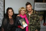 Amsterdam 28 januari 2015
Boekpresentatie Willeke Alberti in Carre.
Johnny de Mol reikt het eerste boek uit aan zijn moeder Willeke en Belinda Meuldijk die het boek geschreven heeft.
Ook zoon Kai  en zijn vrouw met zoon Finn zijn natuurlijk aanwezig