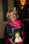 Amsterdam 28 januari 2015
Boekpresentatie Willeke Alberti in Carre.
Johnny de Mol reikt het eerste boek uit aan zijn moeder Willeke en Belinda Meuldijk die het boek geschreven heeft.
Ook zoon Kai  en zijn vrouw met zoon Finn zijn natuurlijk aanwezig