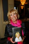 Amsterdam 28 januari 2015
Boekpresentatie Willeke Alberti in Carre.
Johnny de Mol reikt het eerste boek uit aan zijn moeder Willeke en Belinda Meuldijk die het boek geschreven heeft.
Ook zoon Kai  en zijn vrouw met zoon Finn zijn natuurlijk aanwezig
