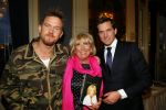 Amsterdam 28 januari 2015
Boekpresentatie Willeke Alberti in Carre.
Johnny de Mol reikt het eerste boek uit aan zijn moeder Willeke en Belinda Meuldijk die het boek geschreven heeft.
Ook zoon Kai  en zijn vrouw met zoon Finn zijn natuurlijk aanwezig