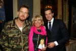 Amsterdam 28 januari 2015
Boekpresentatie Willeke Alberti in Carre.
Johnny de Mol reikt het eerste boek uit aan zijn moeder Willeke en Belinda Meuldijk die het boek geschreven heeft.
Ook zoon Kai  en zijn vrouw met zoon Finn zijn natuurlijk aanwezig