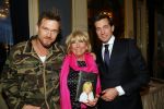 Amsterdam 28 januari 2015
Boekpresentatie Willeke Alberti in Carre.
Johnny de Mol reikt het eerste boek uit aan zijn moeder Willeke en Belinda Meuldijk die het boek geschreven heeft.
Ook zoon Kai  en zijn vrouw met zoon Finn zijn natuurlijk aanwezig
